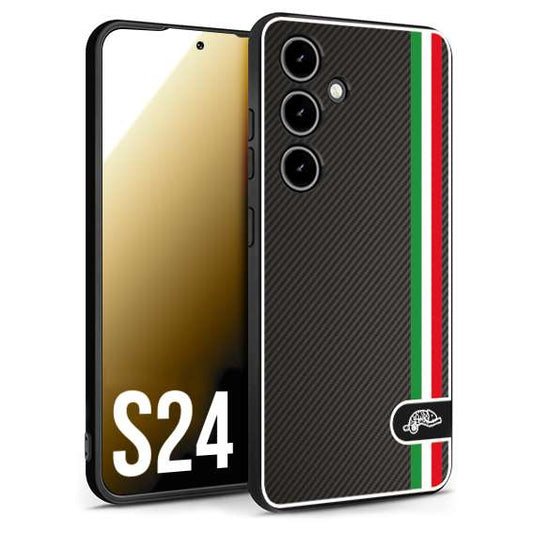 CUSTOMIZZA - Custodia cover nera morbida in tpu compatibile per Samsung S24 effetto fibra di carbonio bandiera Italia made in Italy